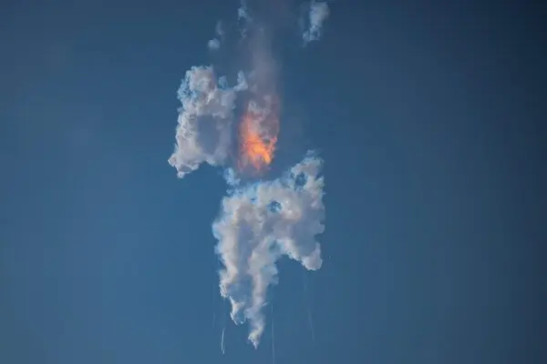 SpaceX Starship midflight explosion