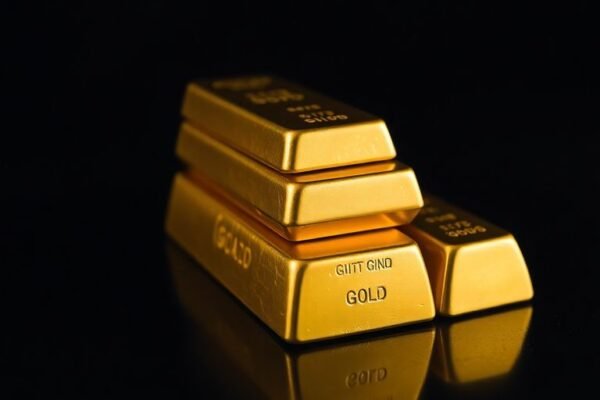 Gold prices rise globally