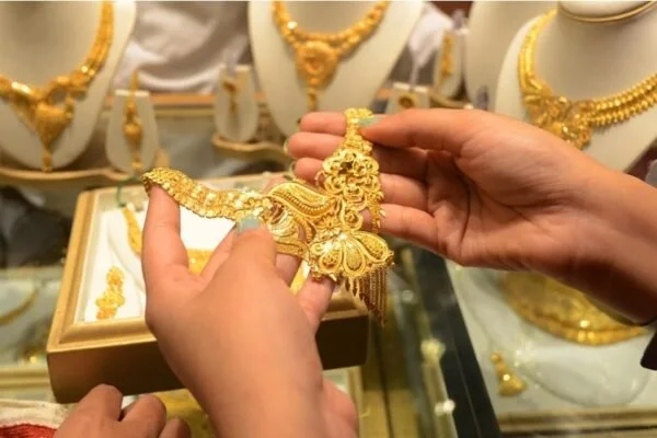 Gold hits a record in Pakistan